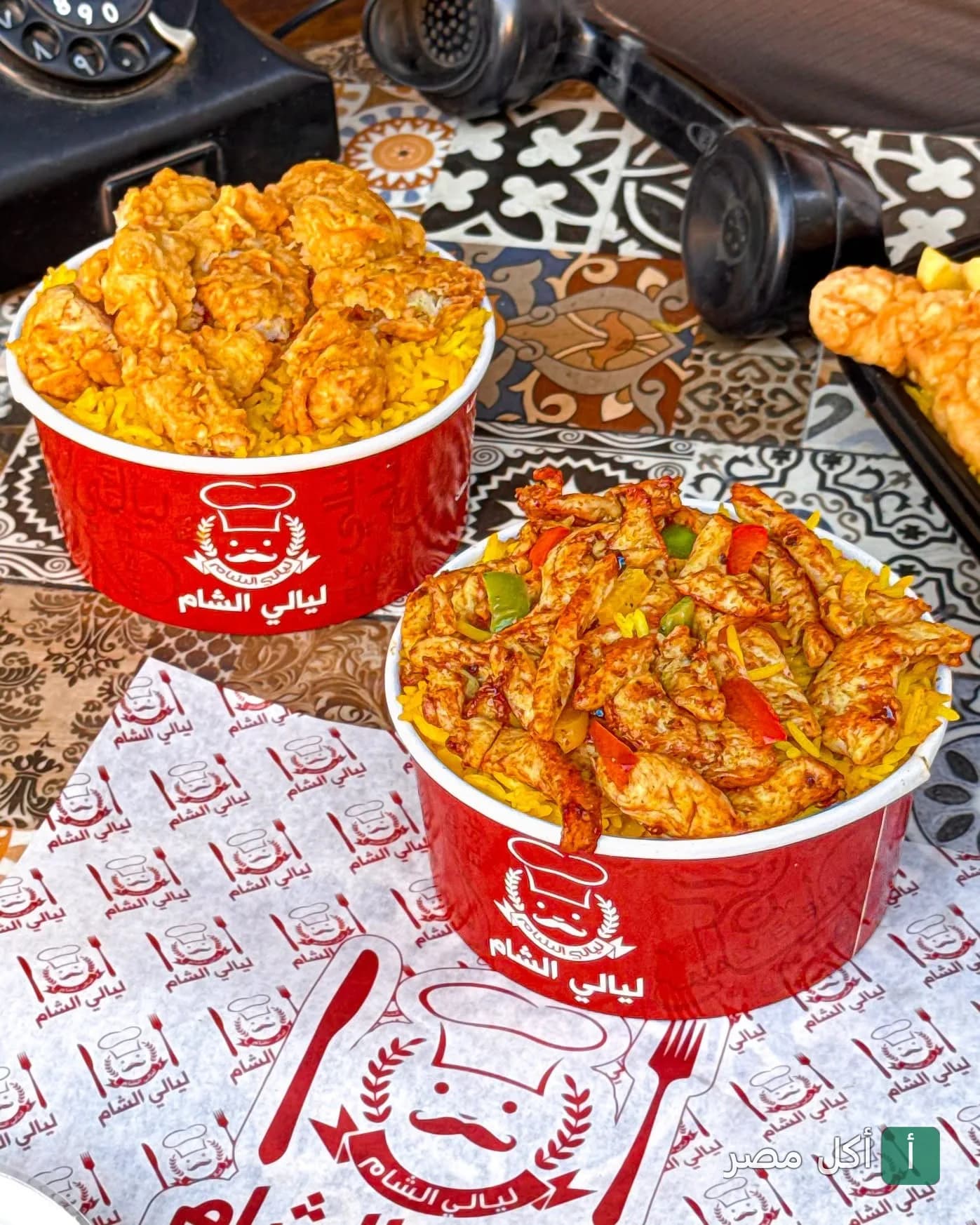 وجبات أرز بالدجاج المقرمش وشاورما الدجاج في مطعم ليالي دمشق بمينا البصل.