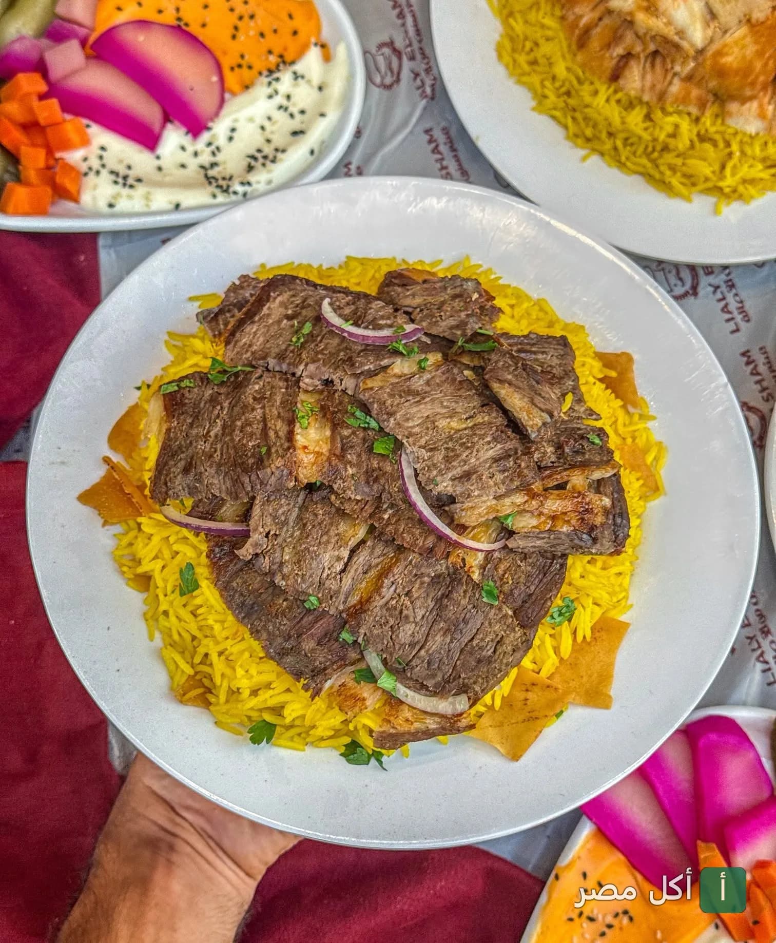 طبق شاورما لحم على أرز أصفر من مطعم ليالي دمشق في مينا البصل بالإسكندرية