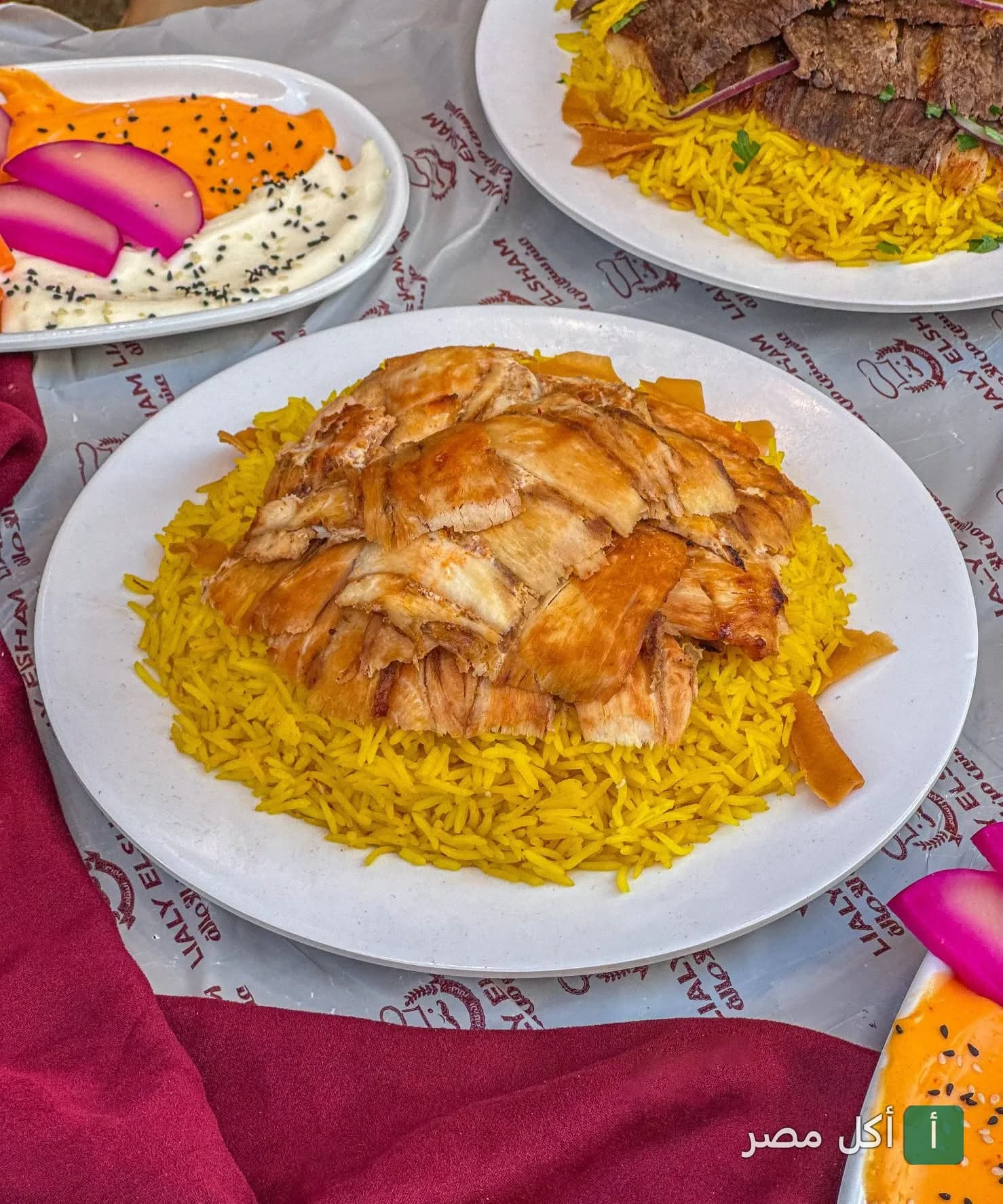 طبق شاورما دجاج مع أرز أصفر في مطعم ليالي دمشق بمينا البصل