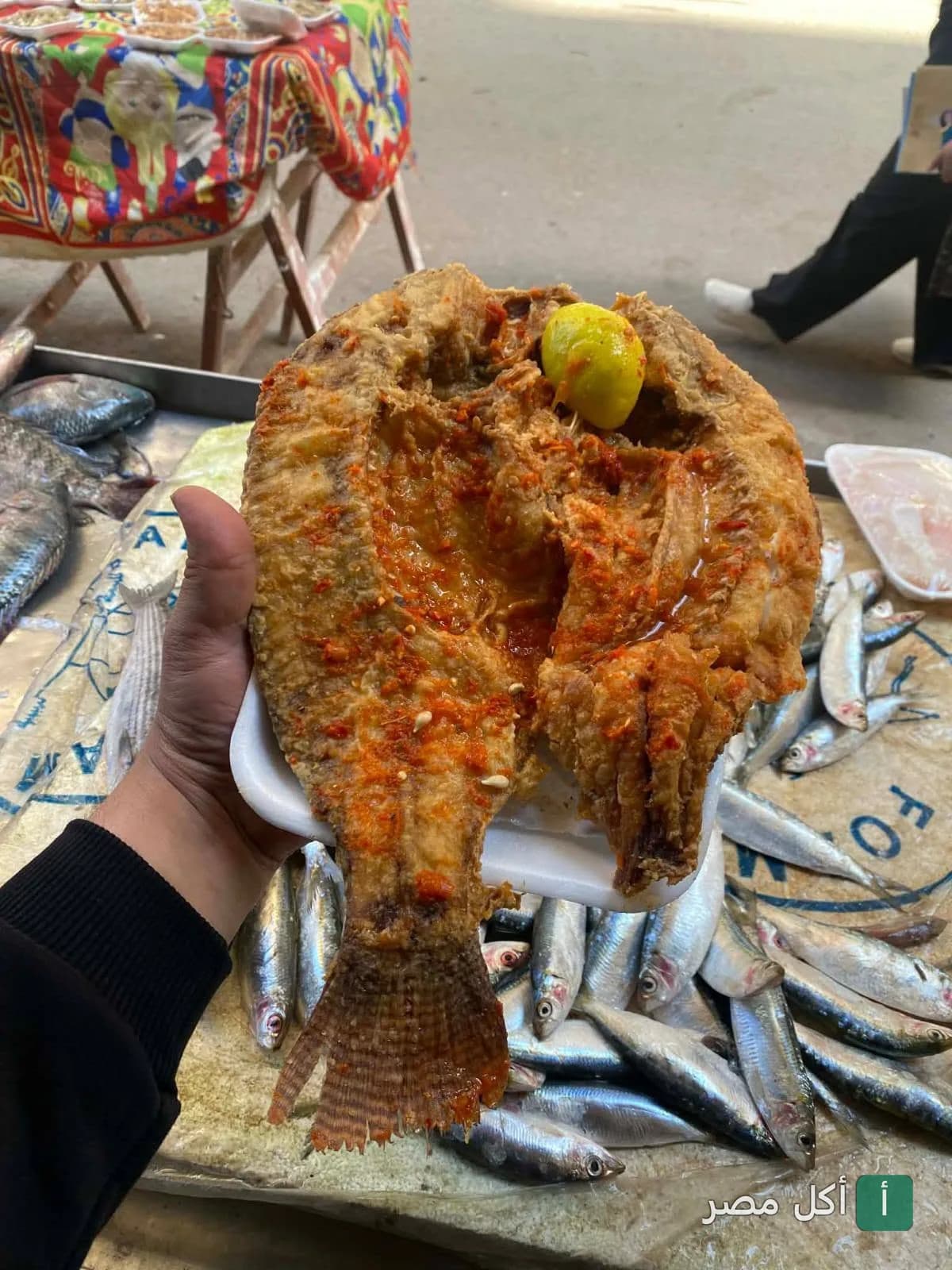 سمكة مقلية متبلة بالليمون في مطعم الاسكندراني للمأكولات البحرية بمينا البصل