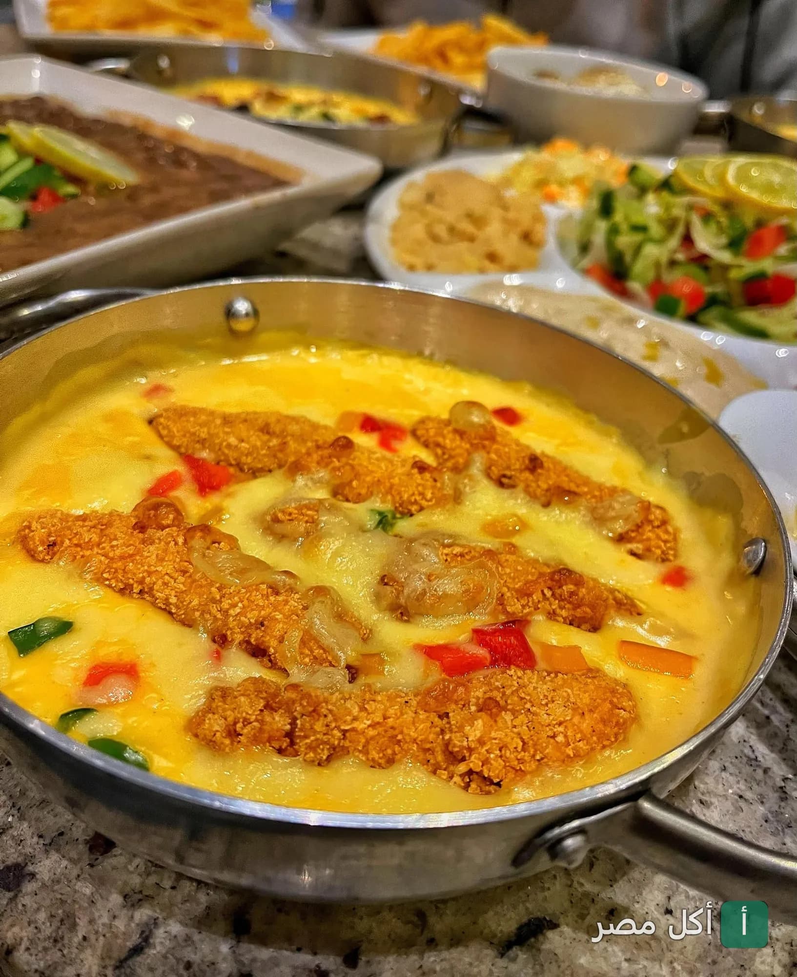 طاسة دجاج مقرمش بصوص الجبنة والخضار في لوتشي كافيه بالمندرة بحري