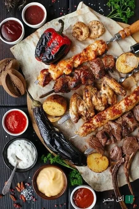 تشكيلة مشاوي متنوعة مع خضروات مشوية وصوصات في لوتشي كافيه آند ريستورانت بالمندرة بحري