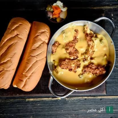 طبق دجاج بصوص الجبنة مع خبز فينو ومخلل في لوتشي كافيه بالمندرة بحري