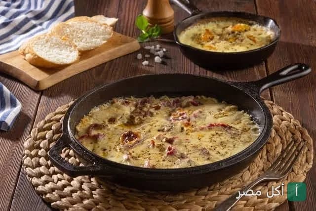 أطباق شرقية ساخنة في مقالي حديد مع خبز طازج في مطعم لوتشي كافيه آند ريستورانت بالمندرة بحري.