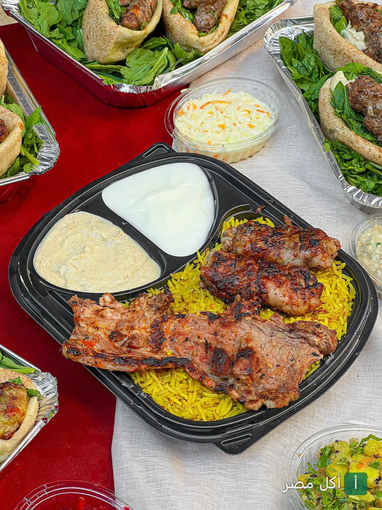 وجبة مشاوي مشكلة مع أرز أصفر وطحينة وثومية من مطعم أبو سمية في سيدي بشر قبلي بالإسكندرية