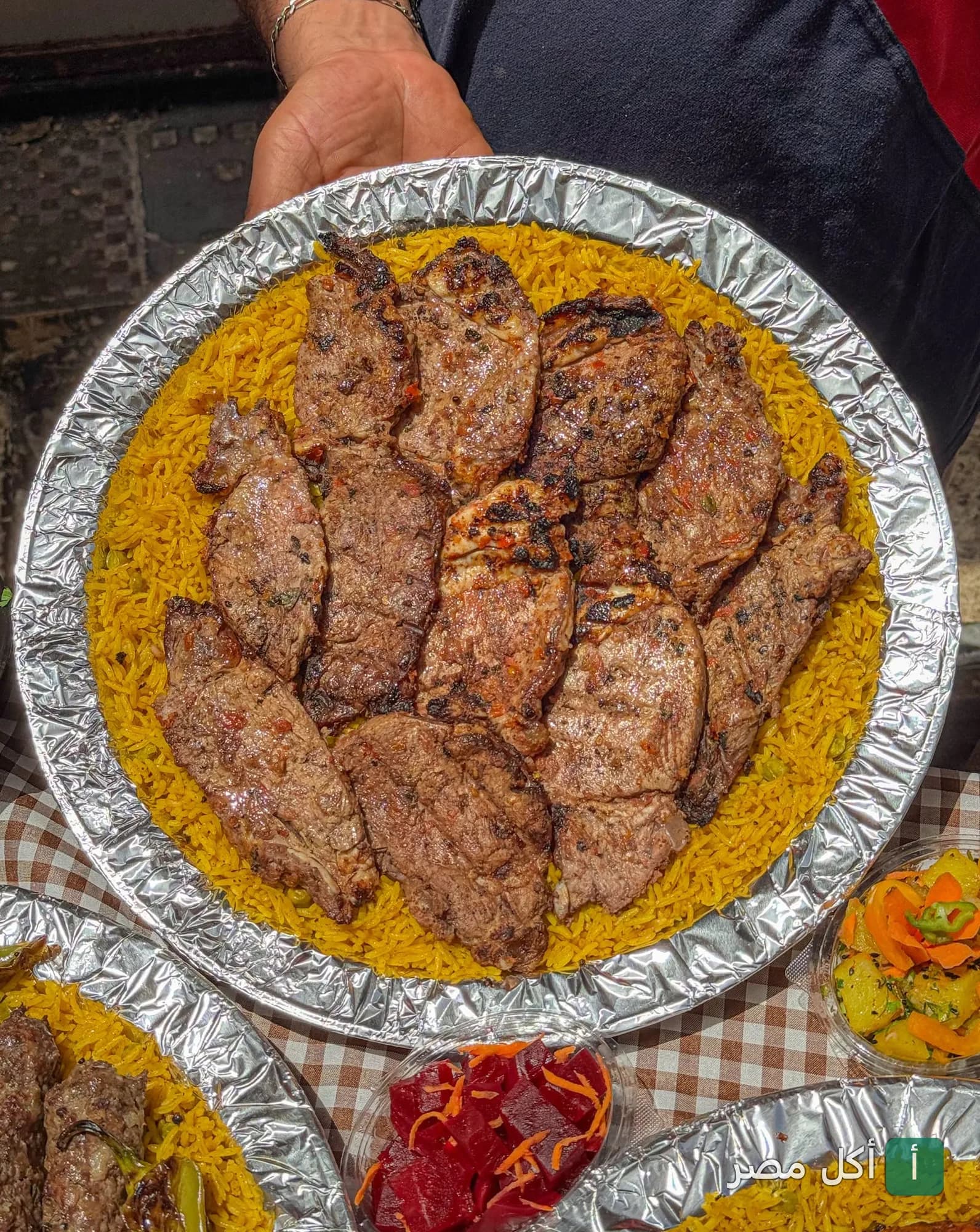 طبق أرز أصفر مع قطع لحم مشوية من مطعم أبو سمية في سيدي بشر قبلي بالإسكندرية.