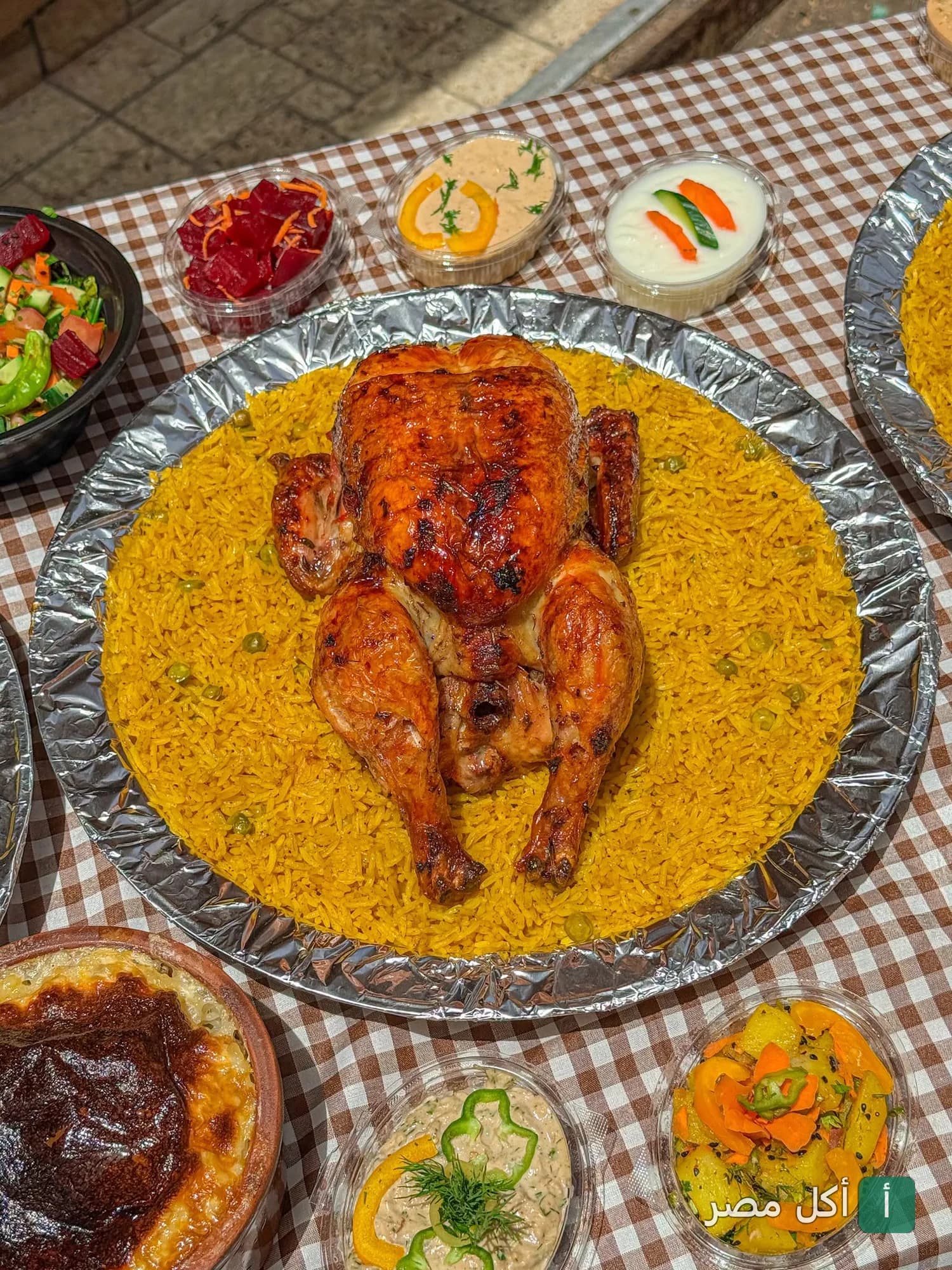دجاج مشوي على أرز أصفر مع مقبلات وسلطات من مطعم أبو سمية في سيدي بشر قبلي بالإسكندرية.