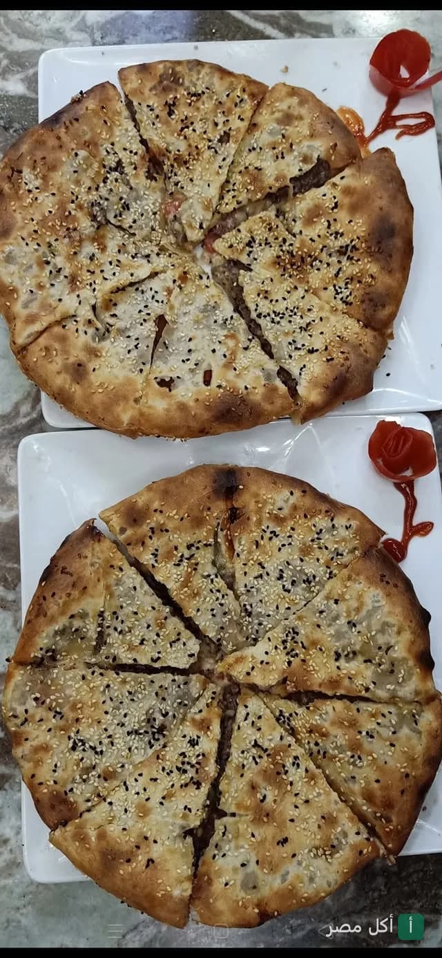 طبقين من الحواوشي المقطع والمزين بالسمسم وحبة البركة في مطعم الريف المصري بسيدي بشر.
