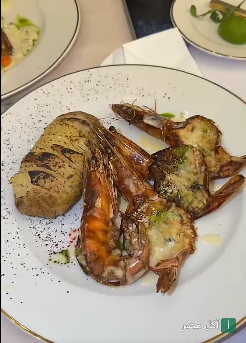 طبق جمبري مشوي مع بطاطس في مطعم لا كومتيس بالمنتزة